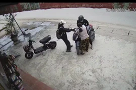 Hình ảnh chủ cửa hàng tạp hóa nhanh trí tóm gọn tên trộm 