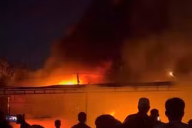 Xử lý nhanh đám cháy xưởng làm bỉm giấy ở La Phù, Hoài Đức