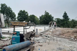 Quận Tây Hồ kiên quyết xử lý vi phạm đổ trộm phế thải ra bờ sông Hồng