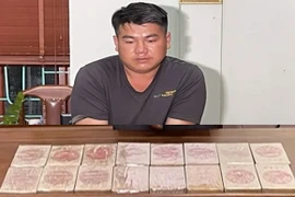 Đối tượng đang cảnh giới cho đồng bọn vận chuyển ma túy thì bị bắt