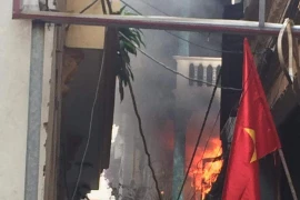 Nhanh chóng dập tắt đám cháy tại nhà dân