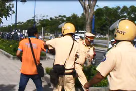 Tạm giữ đối tượng dùng mũ bảo hiểm tấn công cảnh sát