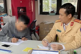 Xử phạt lái xe 'sửa' biển số bằng băng dính