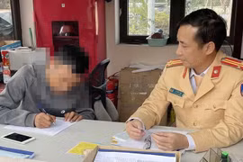 Xử phạt lái xe 'sửa' biển số bằng băng dính