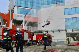 Xử lý sự cố cháy giả định trong tòa nhà đang có trên 700 người làm việc, học tập