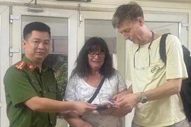 Công an trao trả tài sản bị thất lạc cho du khách nước ngoài