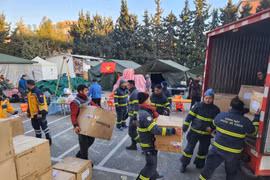 Hình ảnh đoàn cứu nạn, cứu hộ Công an Việt Nam trao hỗ trợ 2 tấn thiết bị y tế cho Thổ Nhĩ Kỳ