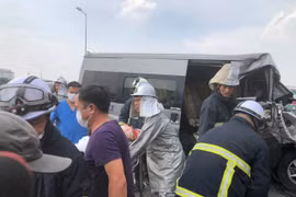 Kịp thời cứu nạn nhân mắc kẹt trong vụ tai nạn ô tô trên đường vành đai 3