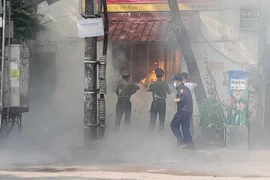 Xử lý nhanh đám cháy giả định do chập điện tại nhà dân ở phường Đội Cấn