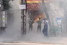 Xử lý nhanh đám cháy giả định do chập điện tại nhà dân ở phường Đội Cấn