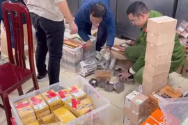 Hình ảnh đột kích kho xì gà lậu cực lớn