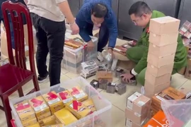 Hình ảnh đột kích kho xì gà lậu cực lớn