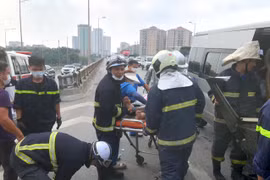 Hình ảnh Cảnh sát cứu nạn nhân mắc kẹt trong ca bin bẹp dúm giữa trưa nắng nóng