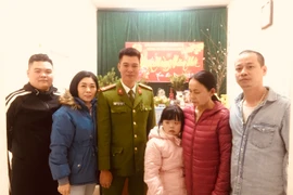 Đầu xuân mới Công an xã Thanh Liệt tìm người thân cho cháu bé bị lạc