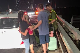 Kịp thời ngăn chặn một cô gái có ý định tiêu cực trên cầu Nhật Tân