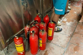 Công an quận Hoàng Mai tìm chủ số mỹ phẩm và sản phẩm thời trang