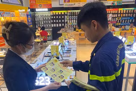 Hình ảnh ấn tượng về lính cứu hỏa gõ cửa trong đêm