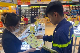 Hình ảnh ấn tượng về lính cứu hỏa gõ cửa trong đêm