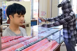 Tên cướp bịt mặt dùng bình xịt hơi cay cướp tiệm vàng 