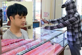 Tên cướp bịt mặt dùng bình xịt hơi cay cướp tiệm vàng 