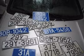 Đột kích 'xưởng' sản xuất biển số xe giả
