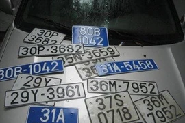Đột kích 'xưởng' sản xuất biển số xe giả