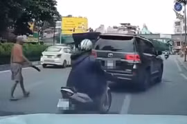 Xác minh clip người đàn ông phi dao cắm vào kính ô tô