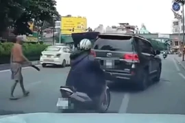 Xác minh clip người đàn ông phi dao cắm vào kính ô tô