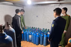 Đột kích kho cất giấu số lượng lớn bình khí cười