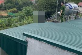 Giải cứu bé gái leo lên mái tôn tầng 3