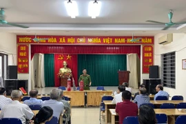 Trao miễn phí bình chữa cháy tặng người dân