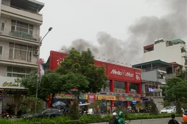 Cảnh sát kịp thời cứu 3 người mắc kẹt trong đám cháy