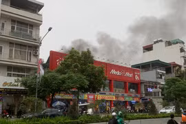 Cảnh sát kịp thời cứu 3 người mắc kẹt trong đám cháy