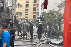 Dập tắt đám cháy tại quán karaoke đang bị đình chỉ hoạt động