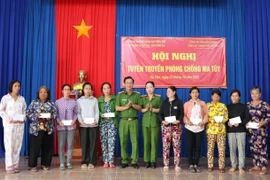 Tặng quà người dân biên giới, hải đảo và tuyên truyền phòng, chống ma tuý