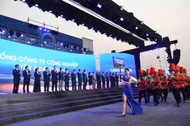 'Đại tiệc' âm thanh, ánh sáng trong lễ kỷ niệm 30 năm thành lập Tập đoàn Tân Á Đại Thành 