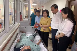 Thăm hỏi, tặng quà nạn nhân bị thương trong vụ tai nạn giao thông trên đường Xuân La