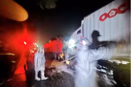 Xử lý nhanh hậu quả 2 xe đầu kéo va chạm trên quốc lộ 5