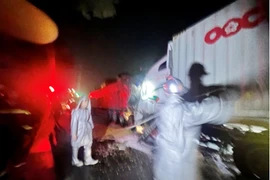 Xử lý nhanh hậu quả 2 xe đầu kéo va chạm trên quốc lộ 5