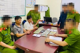 Khám xét khẩn cấp nơi ở của hai đối tượng vận chuyển 5 bánh heroin