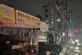 Xử lý nhanh vụ cháy cửa hàng kinh doanh giặt là