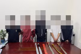 Xử lý nhóm đối tượng mang dao kiếm, phóng xe máy tốc độ cao