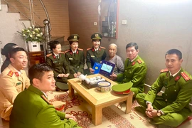 Công an quận Tây Hồ tri ân mẹ Việt Nam Anh hùng