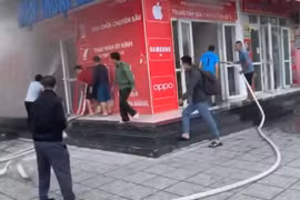 Dập tắt đám cháy tại cửa hàng điện thoại lúc rạng sáng