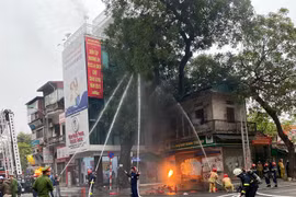 Xử lý nhanh tình huống cháy giả định tại chợ Châu Long