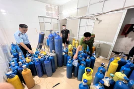 'Đội lốt' cơ sở kinh doanh hoa quả cất giấu bình 'khí cười' siêu lạ