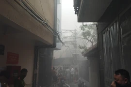 Dập tắt đám cháy tại nhà dân trong ngõ nhỏ ở quận Thanh Xuân