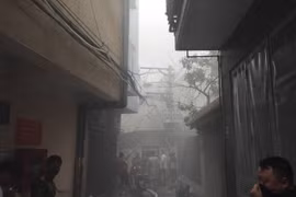 Dập tắt đám cháy tại nhà dân trong ngõ nhỏ ở quận Thanh Xuân