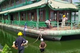 Tháo dỡ, di dời phương tiện thuỷ cuối cùng khỏi hồ Tây