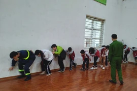 500 thầy trò Trường tiểu học Nhật Tân diễn tập phương án chữa cháy và cứu nạn, cứu hộ